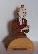 Tirelire Tintin en costume applaudissant